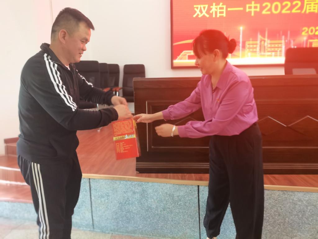 双柏县教育体育局局长施兴权一行到双柏一中座谈并慰问高三教师