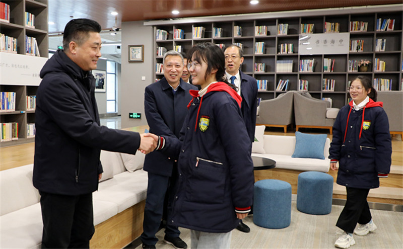 双柏县党政代表队赴江苏省海安高级中学洽谈交流