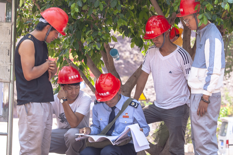 2深入企业宣传政策、听取意见建议.jpg 2深入企业宣传政策、听取意见建议.jpg