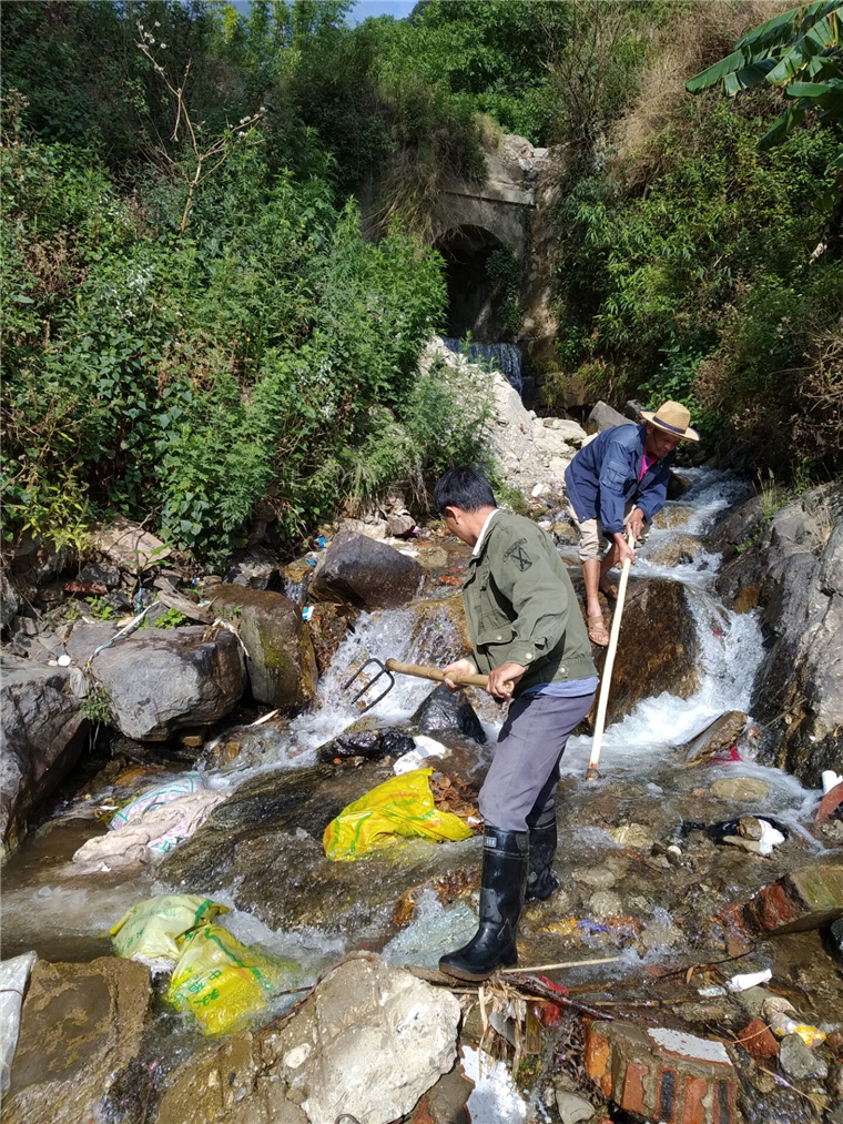 河道保洁员开展保洁工作.jpg 河道保洁员开展保洁工作.jpg