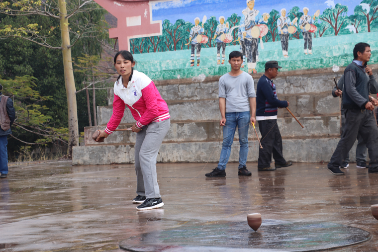 陀螺赛场展风采.jpg 陀螺赛场展风采.jpg